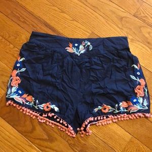 Pompom floral embroidered shorts